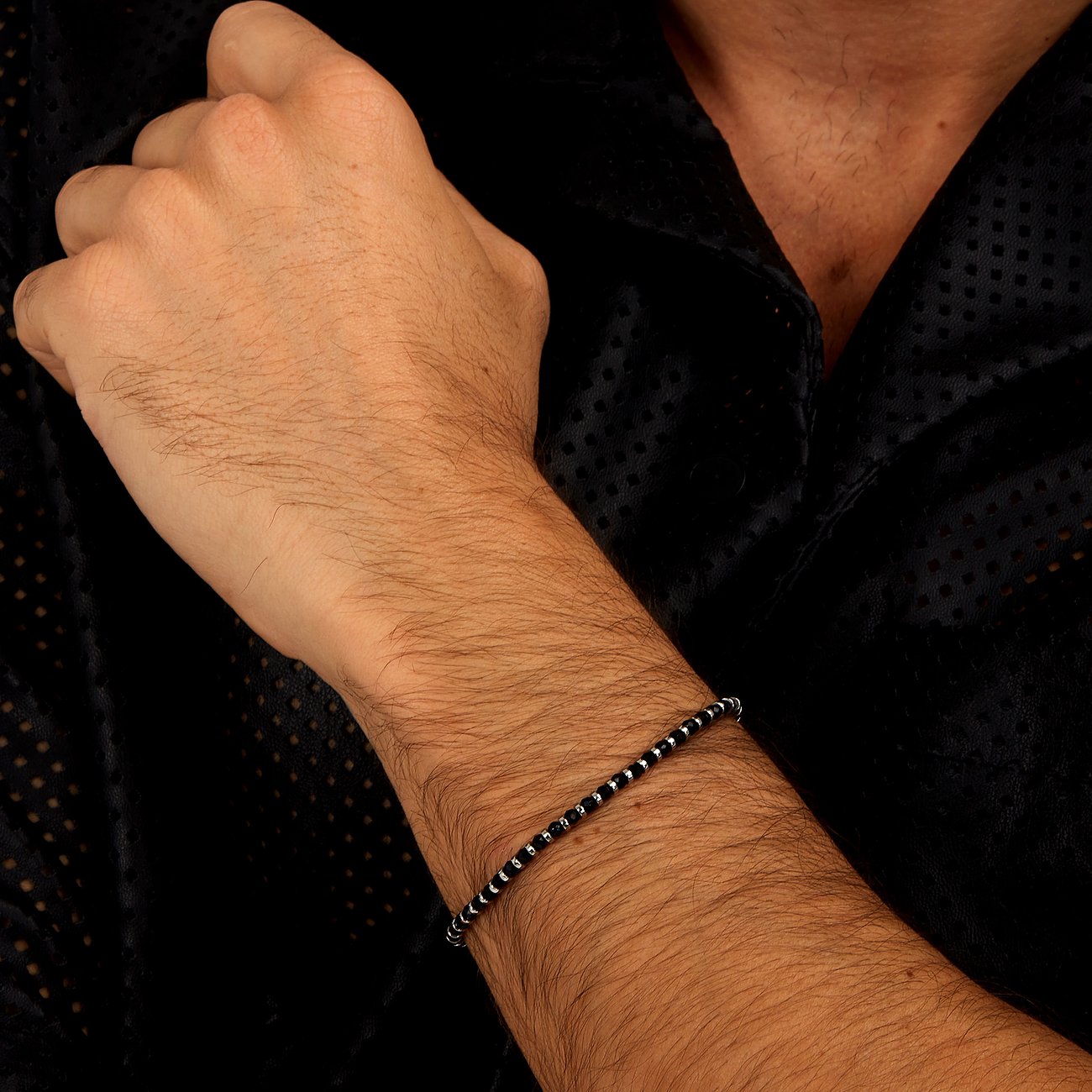 Morellato armbandsring i rostfritt stål med fasetterad svart agat, buren på en mans arm.