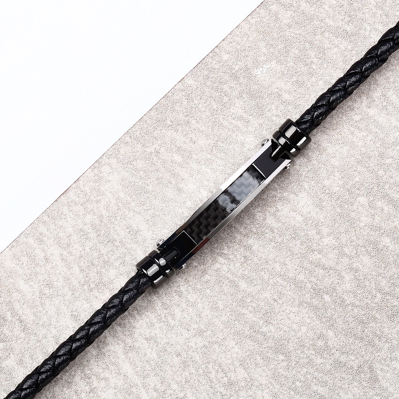 Morellato Armschmuck aus geflochtenem schwarzem Leder mit einem rechteckigen Edelstahl-Element in der Mitte.
