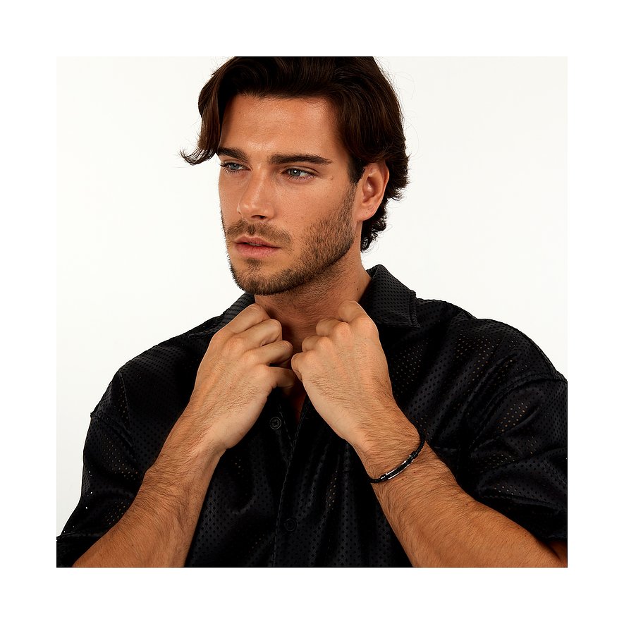 Morellato Armschmuck aus schwarzem Leder und Edelstahl mit einem glänzenden Metallelement, getragen von einem Mann.