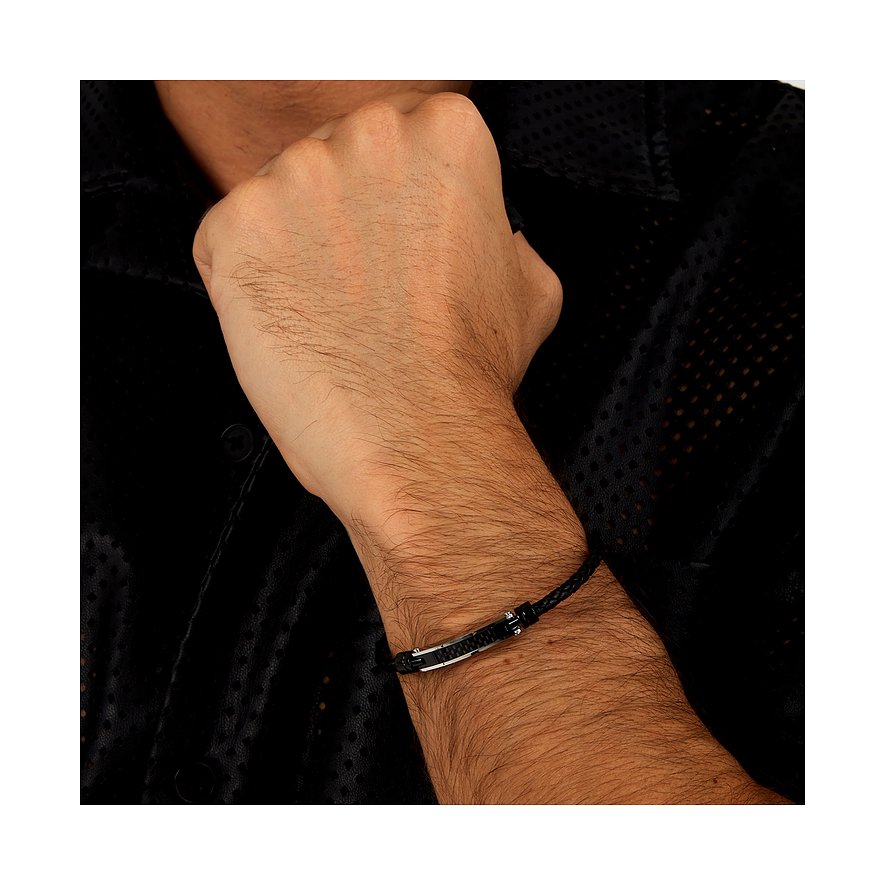 Morellato Armschmuck: geflochtenes Leder, rechteckiges Edelstahlelement, getragen an einem männlichen Handgelenk.
