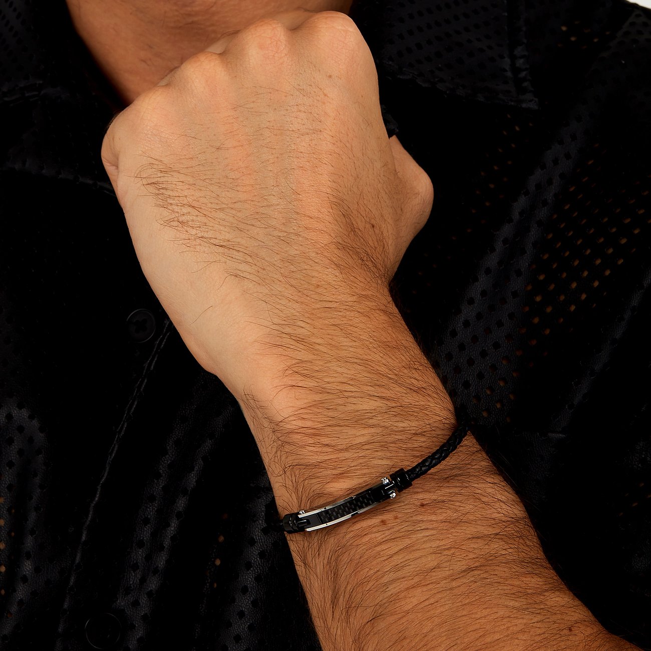 Morellato Armschmuck: geflochtenes Leder, rechteckiges Edelstahlelement, getragen an einem männlichen Handgelenk.