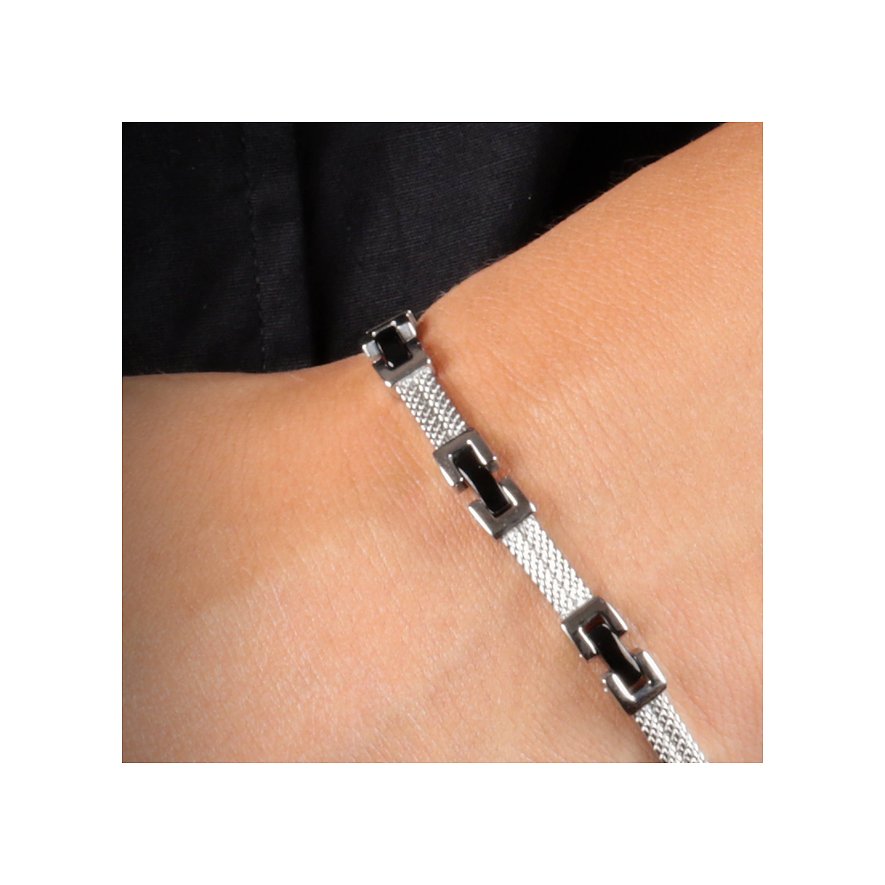 Närbild av ett Morellato-armband i silverfärgat rostfritt stål, med en finmaskig länkdesign.