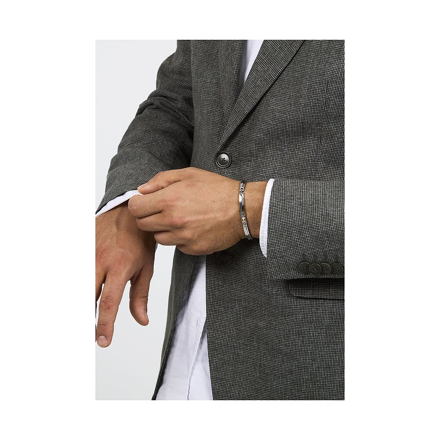 Nahaufnahme eines Mannes im grauen Anzug und weißem Hemd, der ein Morellato Armband aus Edelstahl an seinem Handgelenk trägt.