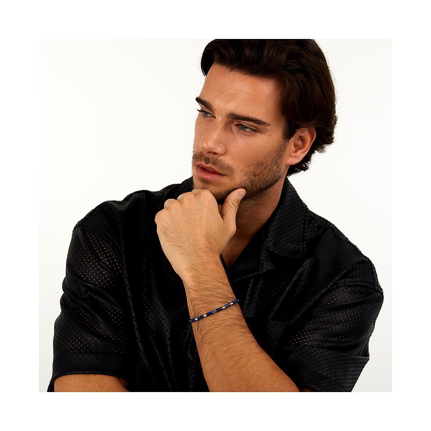 Ein Mann trägt ein Morellato Armband aus Edelstahl mit dunkelblauen Lapislazuli-Farbsteinen und goldenen Elementen.