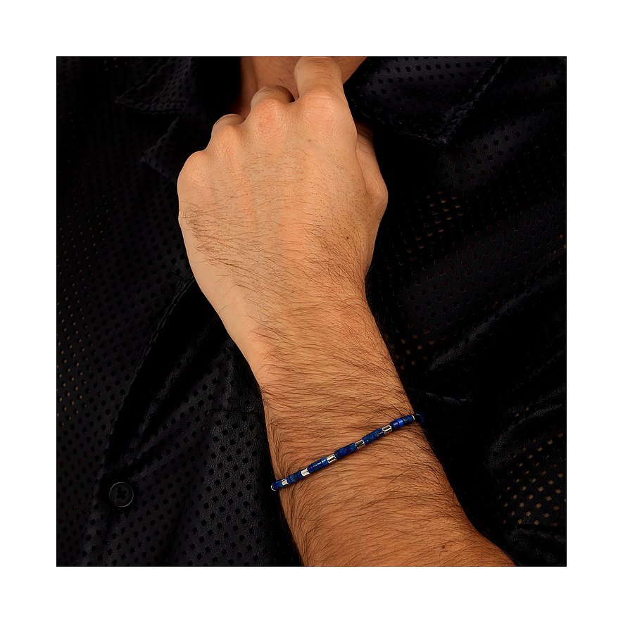 Morellato Armschmuck aus Edelstahl mit Lapislazuli an einem Unterarm getragen.