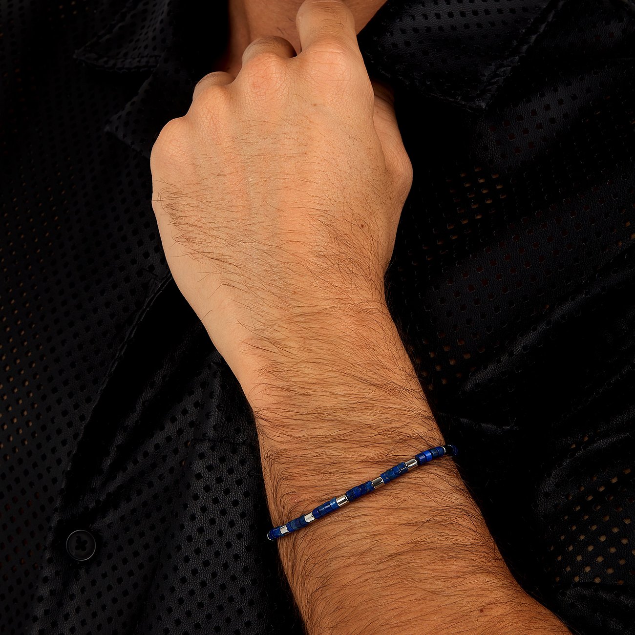 Morellato Armschmuck aus Edelstahl mit Lapislazuli an einem Unterarm getragen.