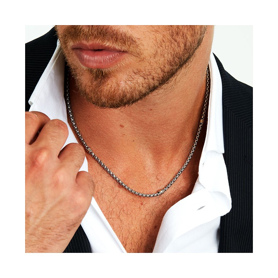 Collier Morellato en acier inoxydable et or jaune partiel, porté par un homme barbu en chemise blanche.