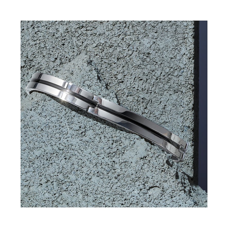 Das schlichte Morellato Armband aus glänzendem Edelstahl liegt diagonal auf einem rauen, grauen Untergrund.