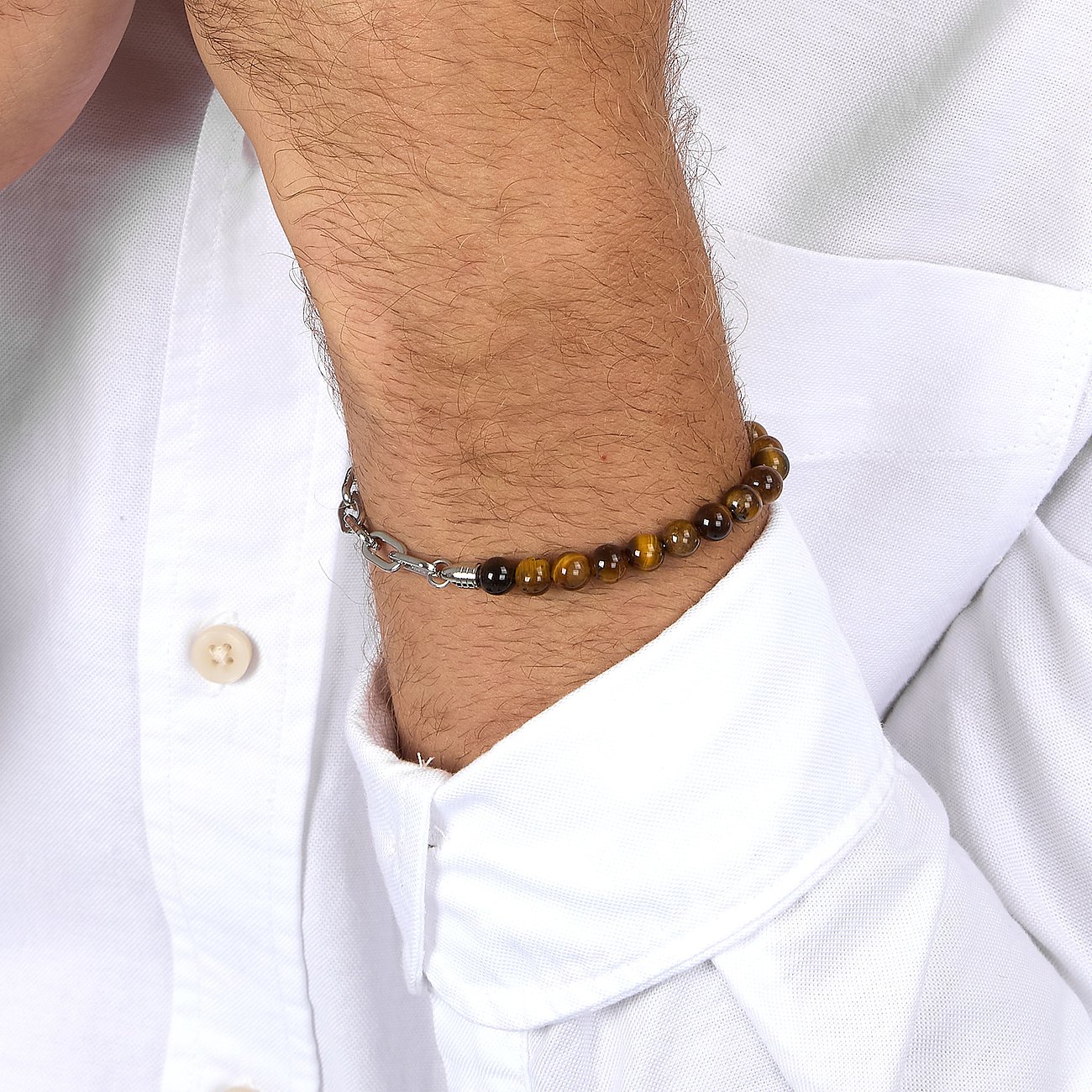 Morellato-armband: Ett herrsmycke med tigerögepärlor och rostfritt stål, buret på en mans handled.