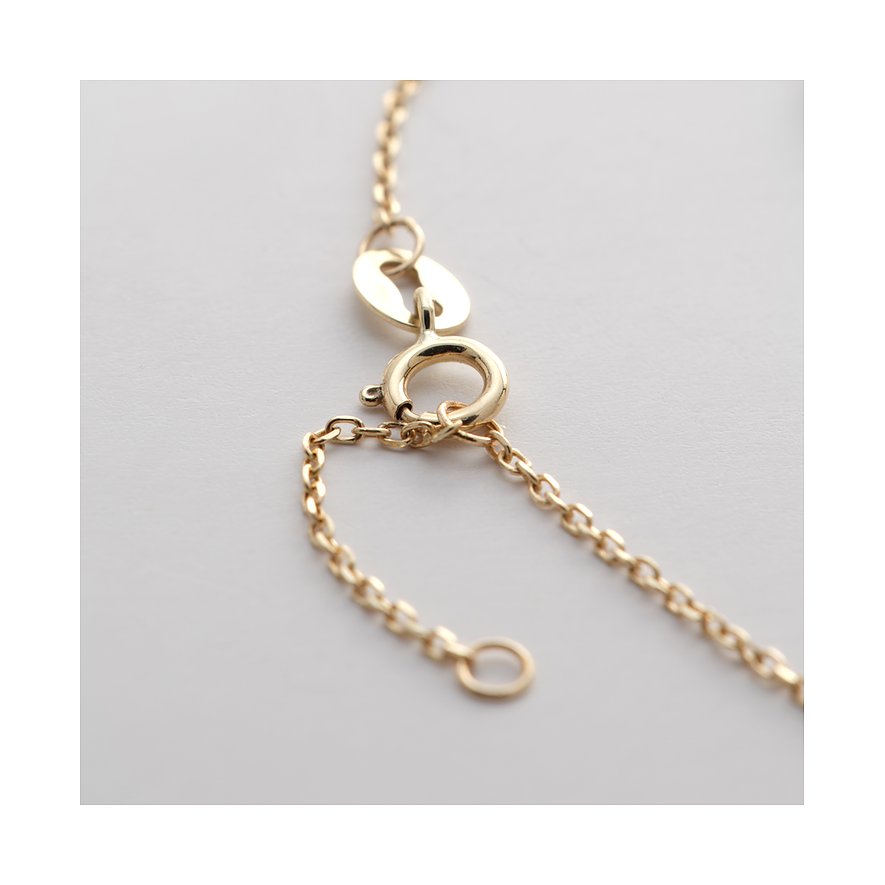 Detailaufnahme des Verschlusses eines FAVS Little Friends Armschmucks aus 375er Gelbgold.