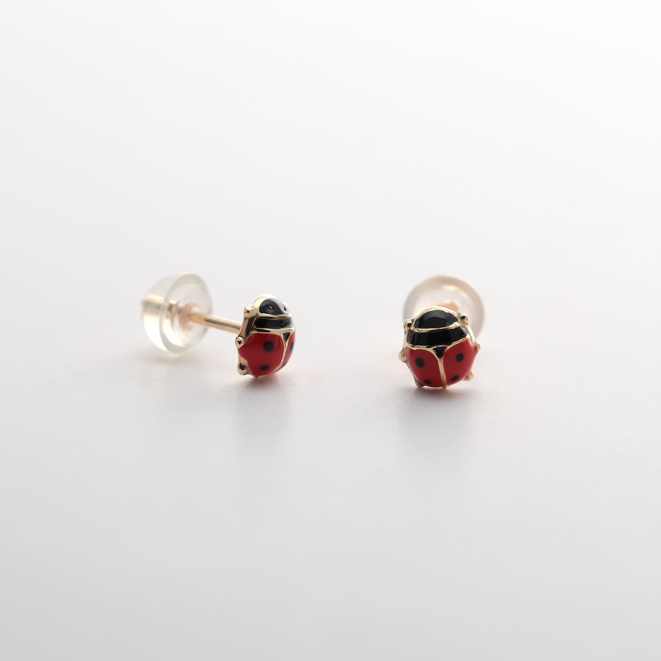 FAVS Little Friends Paar Marienkäfer-Ohrstecker aus 375er Gelbgold mit roter und schwarzer Emaille.