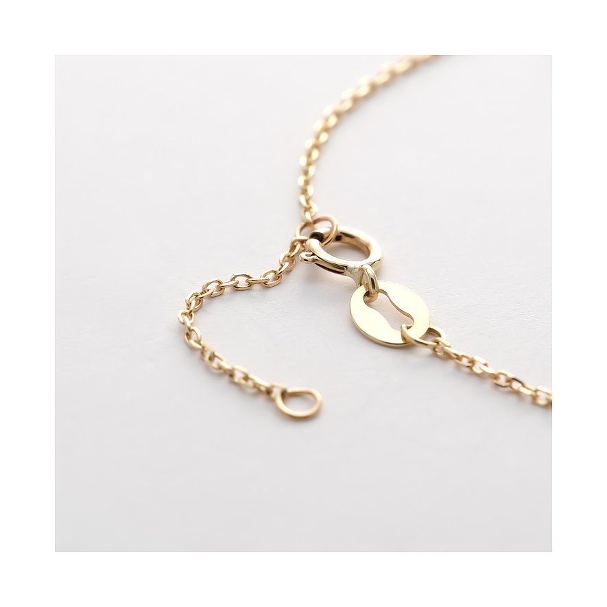 Detailansicht eines Verschlusses und Verlängerungskettchens eines FAVS Little Friends Gelbgold-Armbands auf weißem Hintergrund.