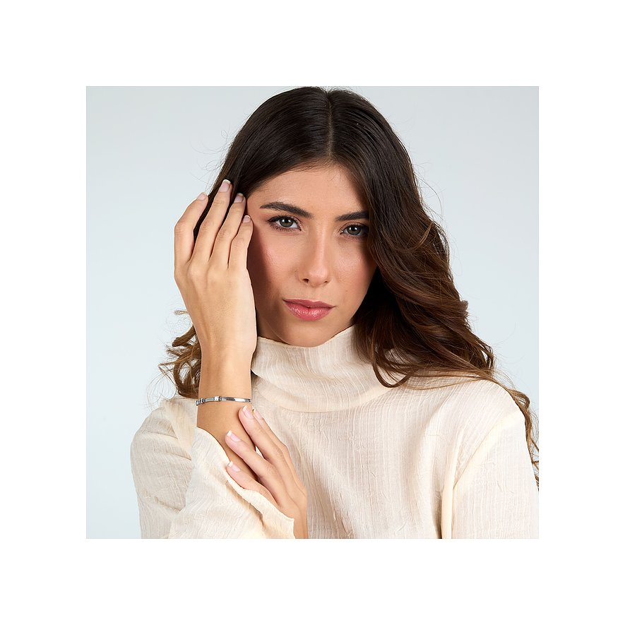 Eine Frau trägt ein Morellato Armband aus Edelstahl mit einem funkelnden Kristall am Handgelenk.