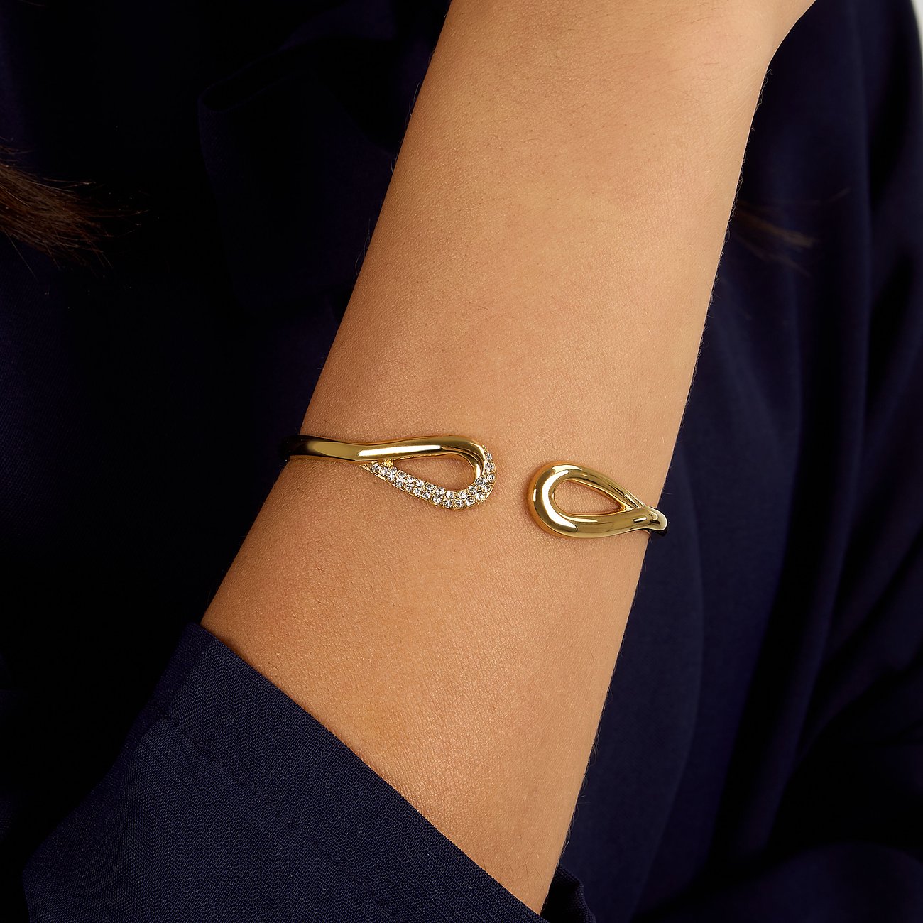 Morellato Armschmuck aus gelbgoldfarbenem Edelstahl. Die Spange endet in einer Schleifenform mit Kristall.