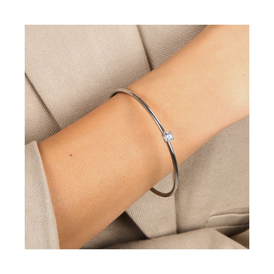 Op iemands arm is een eenvoudige, elegante Morellato roestvrijstalen armband met ronde kristal te zien.