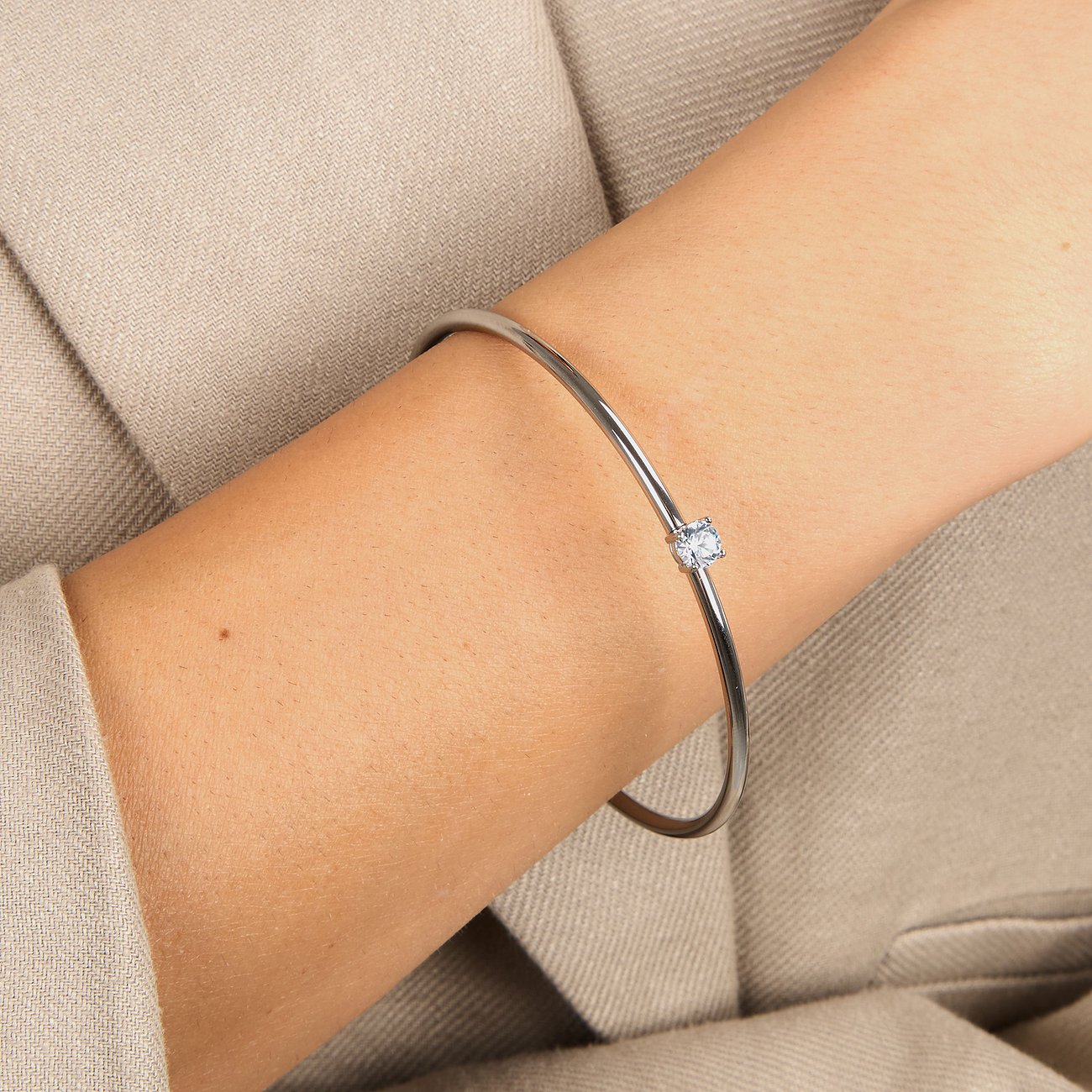 Op iemands arm is een eenvoudige, elegante Morellato roestvrijstalen armband met ronde kristal te zien.