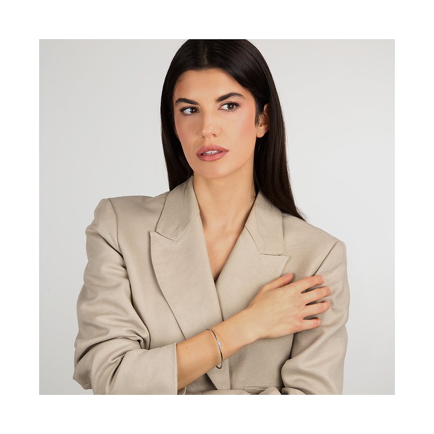 Model draagt een ronde Morellato roestvrijstalen armband met kristallen details om de arm.