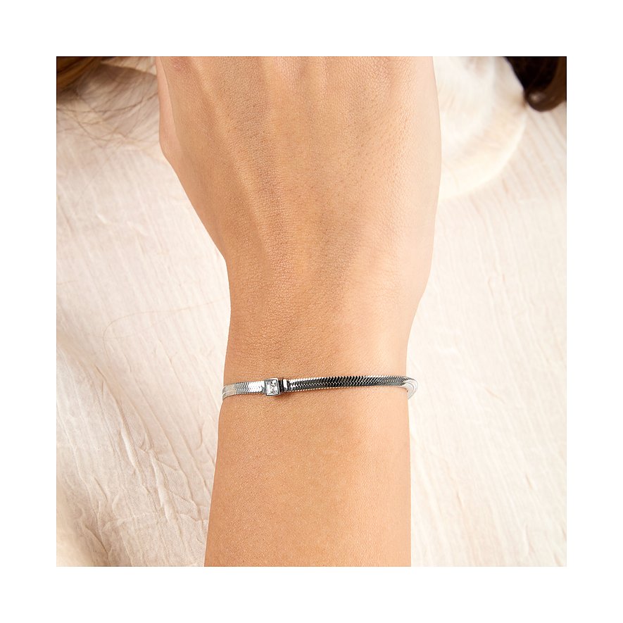 Bracciale Morellato: Elegante bracciale in acciaio inossidabile con un cristallo scintillante al centro, indossato al polso.