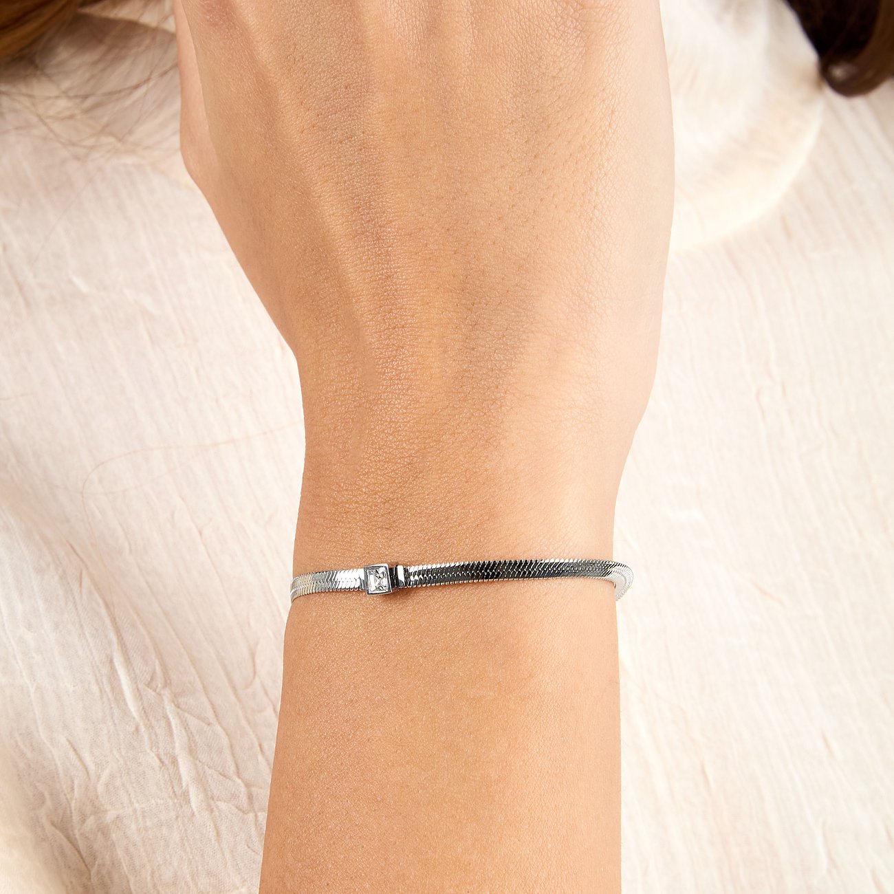 Bracciale Morellato: Elegante bracciale in acciaio inossidabile con un cristallo scintillante al centro, indossato al polso.
