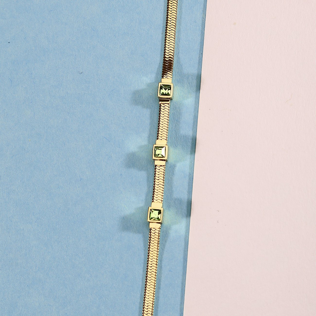 Bracciale Morellato in acciaio inossidabile dorato giallo con tre cristalli verdi quadrati.