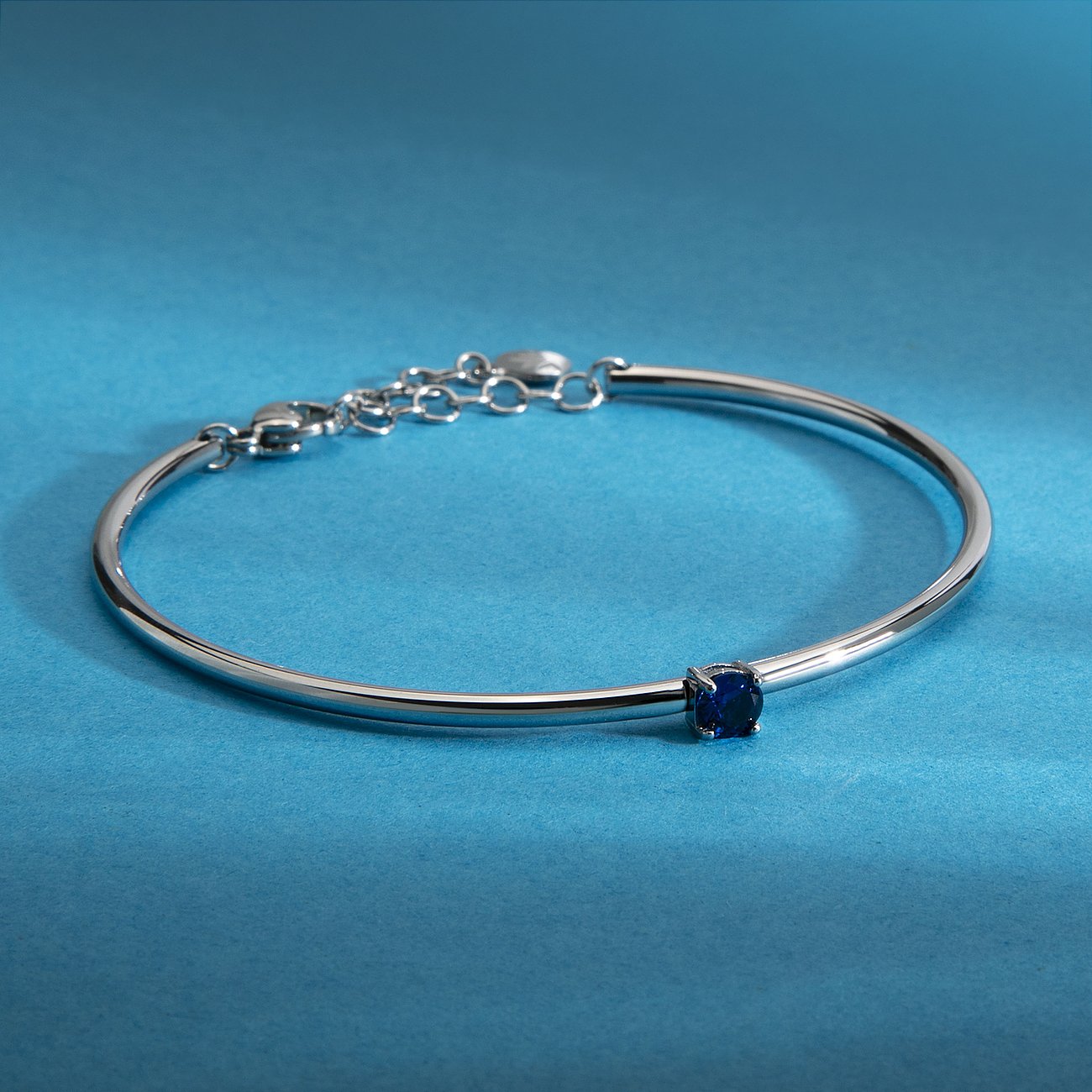 Et sølvfarvet Morellato armbånd i rustfrit stål med en blå zirkonia, nærbillede.