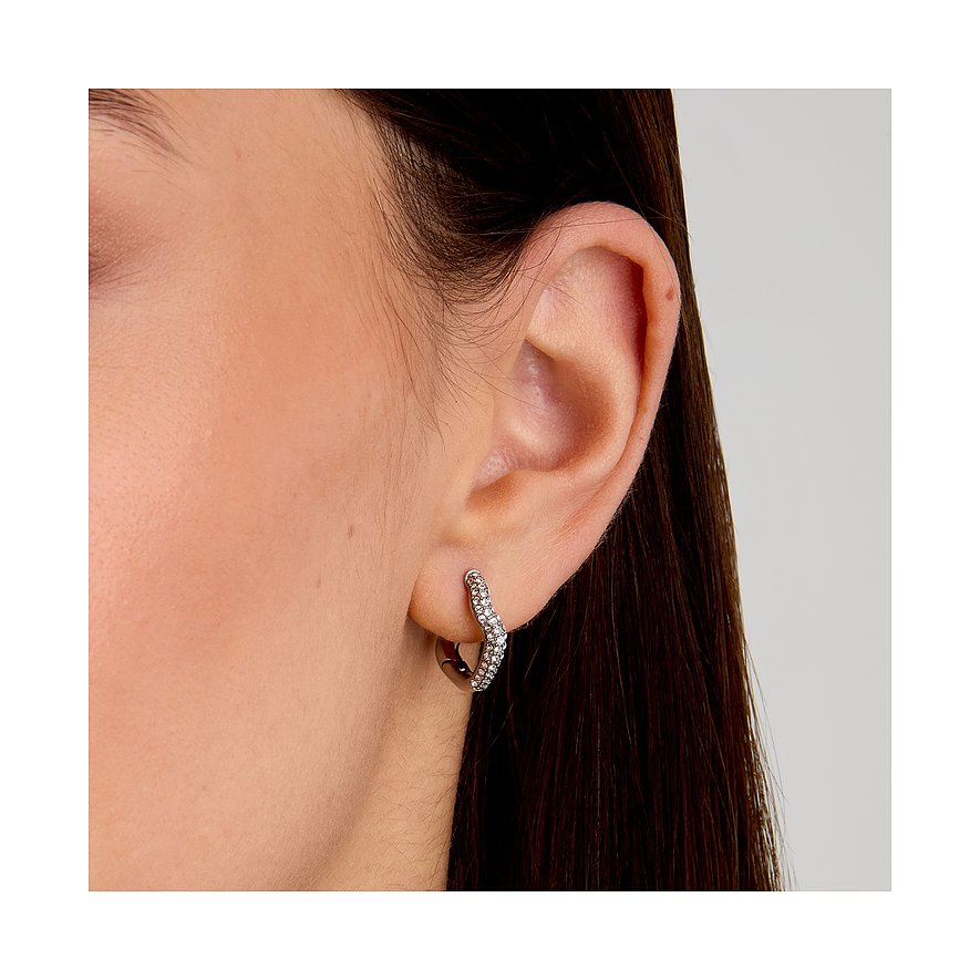 Ein Morellato Ohrschmuck aus Edelstahl, halbherzförmig, ist mit Kristall-Farbsteinen besetzt und wird am Ohr getragen.