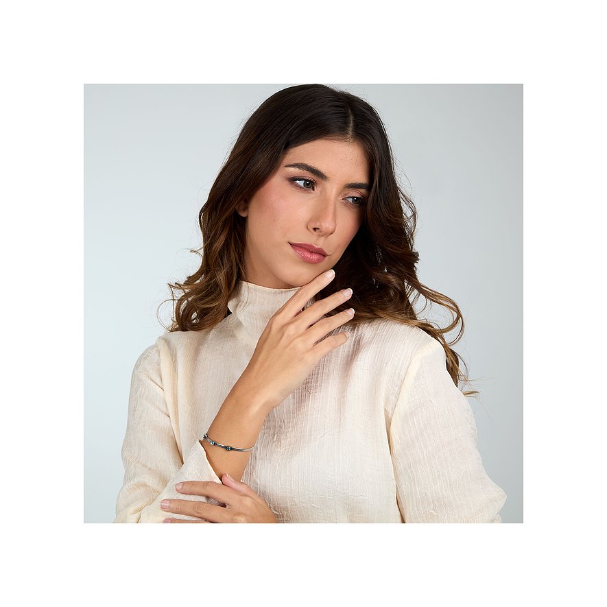 Ein Model trägt das Morellato Armband aus Edelstahl mit dunkelblauen Kristall-Farbsteinen am linken Handgelenk.
