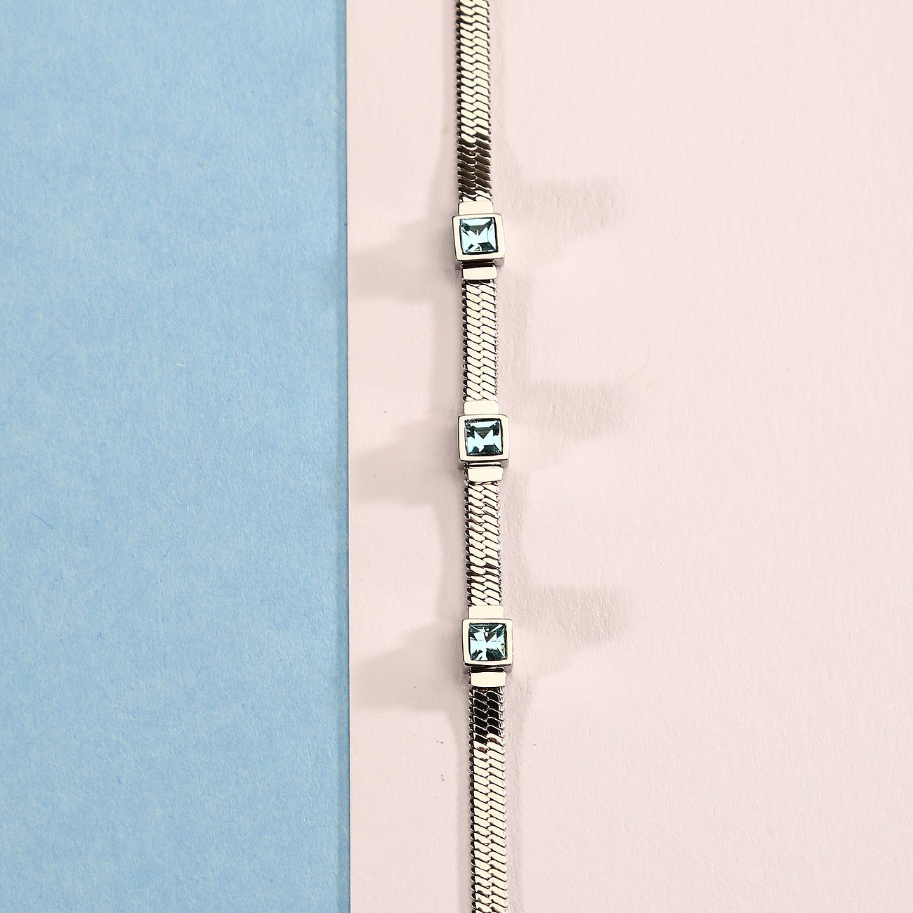 Morellato Armschmuck aus Edelstahl mit drei quadratischen blauen Kristall-Farbsteinen.