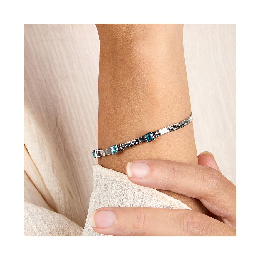 Ein Morellato Armschmuck aus Edelstahl, verziert mit blauen Kristall-Farbsteinen, schmiegt sich an ein Handgelenk.