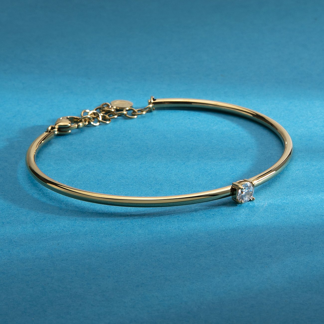 Bracciale Morellato color oro in acciaio inossidabile con un singolo zircone rotondo colorato.
