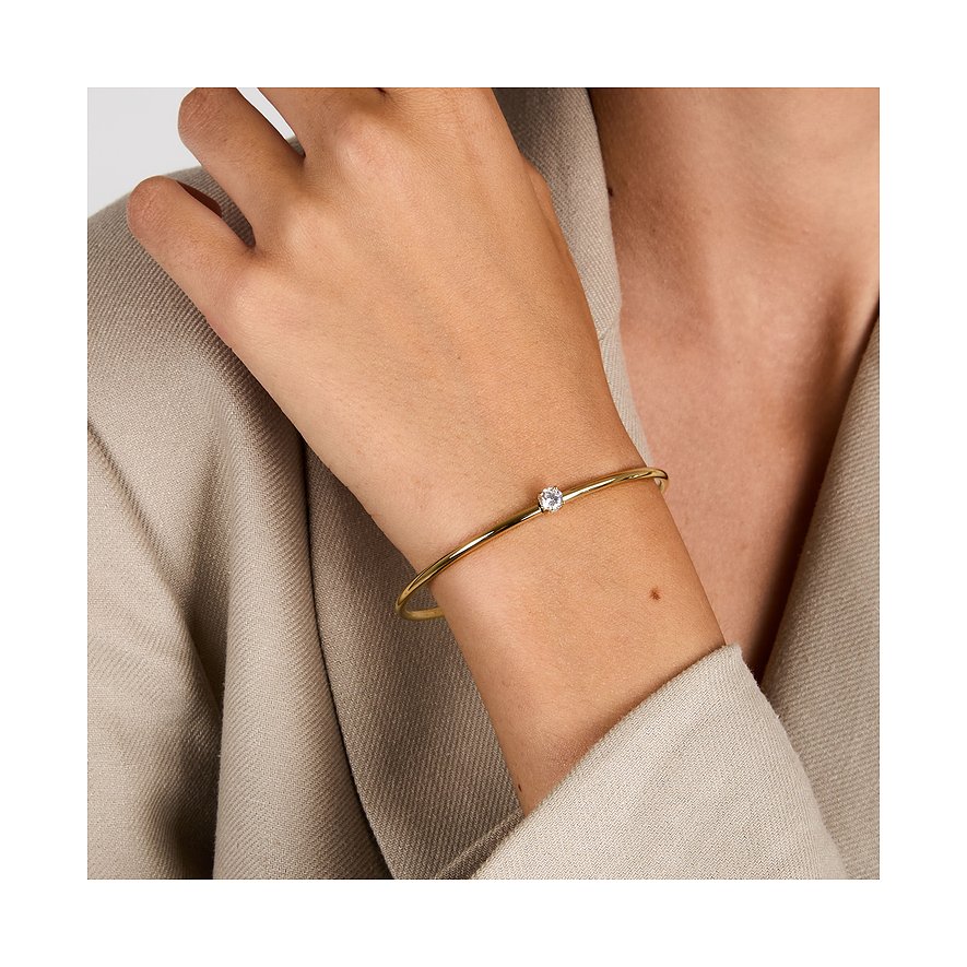 Bracciale Morellato in acciaio inossidabile color oro con zircone al polso di una modella.