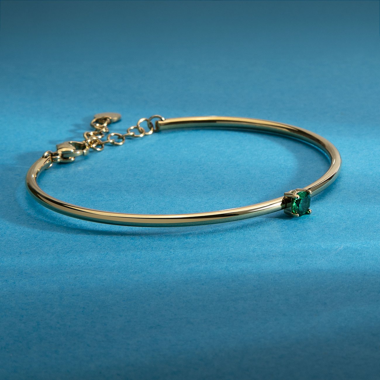 Morellato Armreif aus goldenem Edelstahl mit einem grünen Zirkonia-Farbstein in der Mitte von oben.