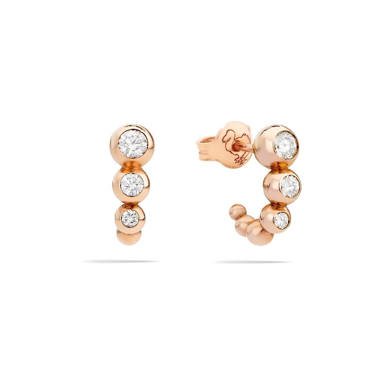 Een paar DoDo 375 rosé gouden oorbellen, bezet met drie ronde, bolvormige diamanten, van voren gezien.
