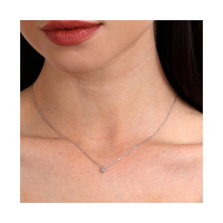 Nahaufnahme eines minimalistischen CHRIST 585 Weißgold-Halsschmucks mit Diamant-Anhänger, getragen von einem Modell.