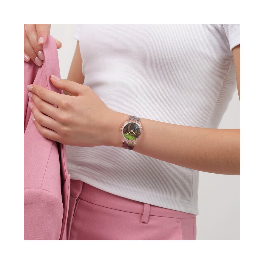 Am Handgelenk einer Person ist eine Swatch Unisexuhr aus Kunststoff mit einem bunten Zifferblatt und Armband zu sehen.