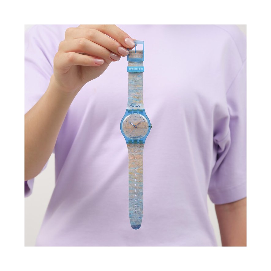 Eine Hand hält eine Swatch Unisexuhr aus Kunststoff. Das Zifferblatt und Armband sind hellblau mit gemalten Texturen.