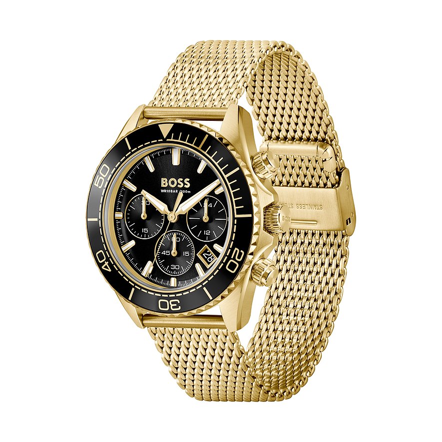 BOSS Herrenuhr aus goldfarbenem Edelstahl und Aluminium mit schwarzem Zifferblatt und Mesh-Armband, schräg von oben.