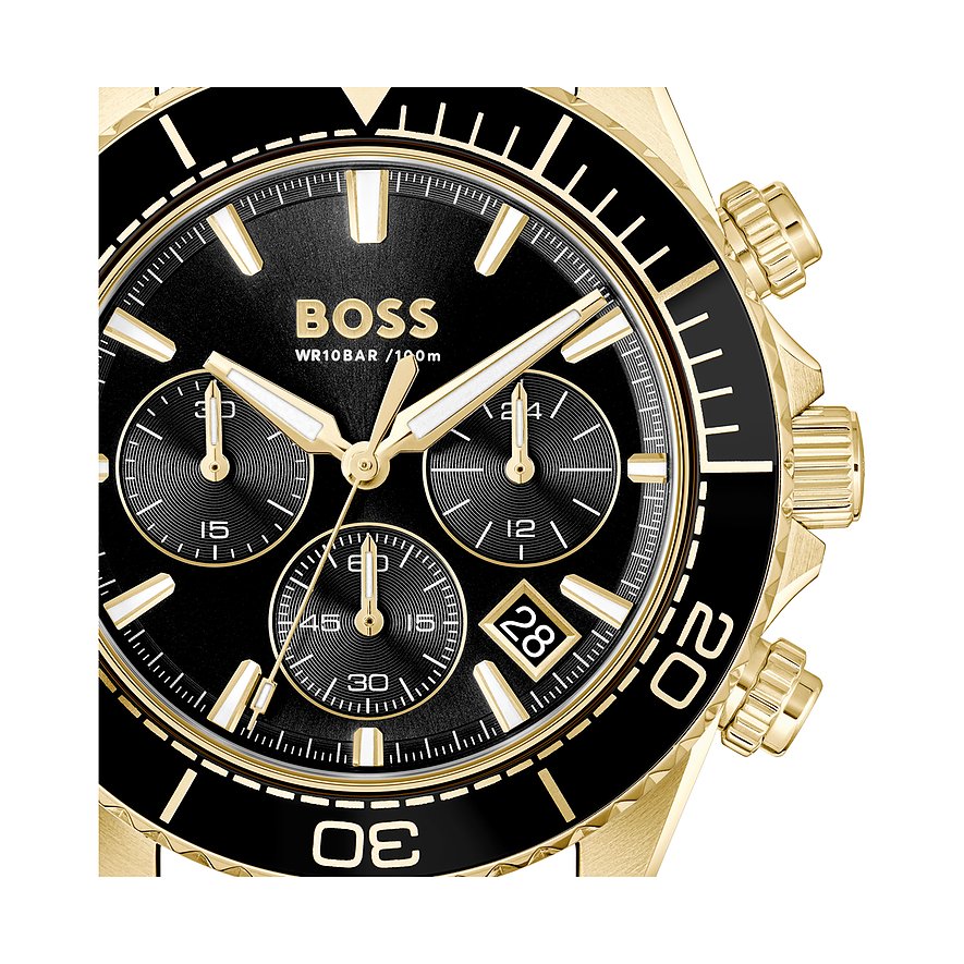 Nahaufnahme einer Boss Herrenuhr aus goldfarbenem Edelstahl mit schwarzem Zifferblatt und Chronographenfunktionen.
