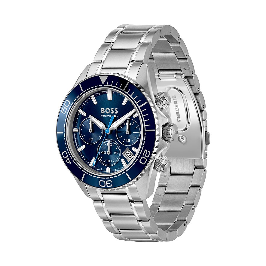 Nahaufnahme der Boss Herrenuhr aus blauem Aluminium und Edelstahl. Die Uhr hat ein mattblaues Zifferblatt.