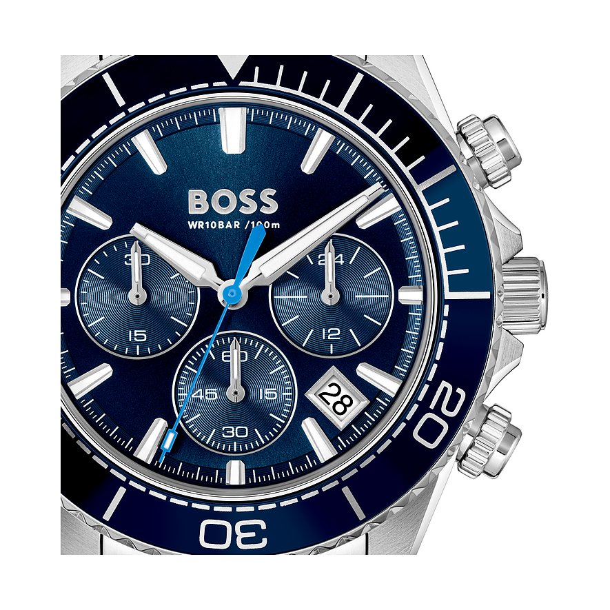 Nahaufnahme der Boss Herrenuhr aus blauem Aluminium und Edelstahl, mit Chronographenzifferblatt und Datumsanzeige.