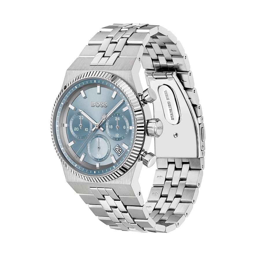 Boss herenhorloge edelstaal met licht ijsblauw wijzerplaat en chronograaf, schuin van voren getoond.