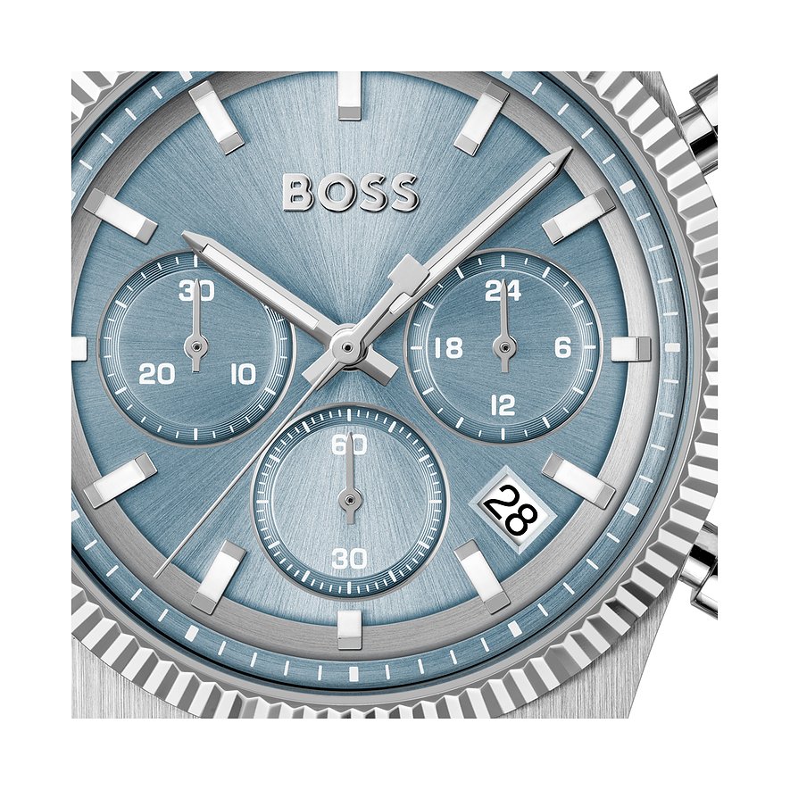 Close-up van het Boss herenhorloge in roestvrij staal met lichtblauwe wijzerplaat en drie subwijzerplaten.