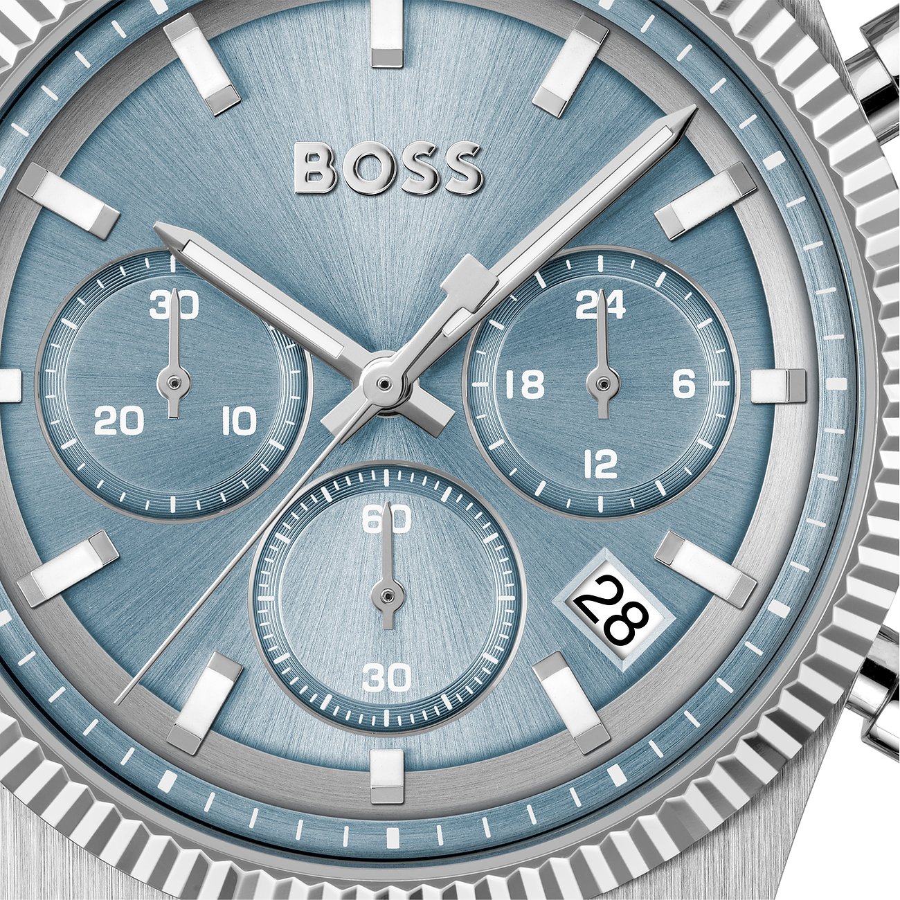 Close-up van het Boss herenhorloge in roestvrij staal met lichtblauwe wijzerplaat en drie subwijzerplaten.