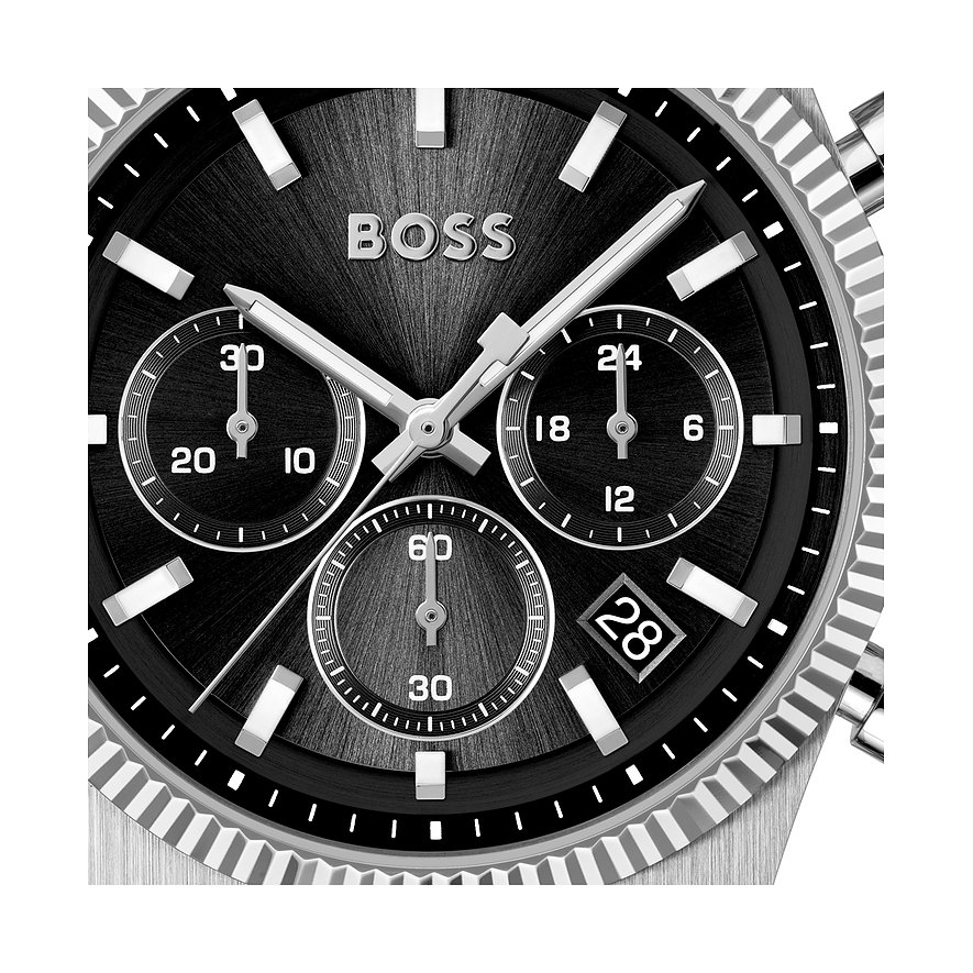 Close-up van het BOSS herenhorloge van roestvrij staal met donkere wijzerplaat, zilveren strepen en drie chronografen.