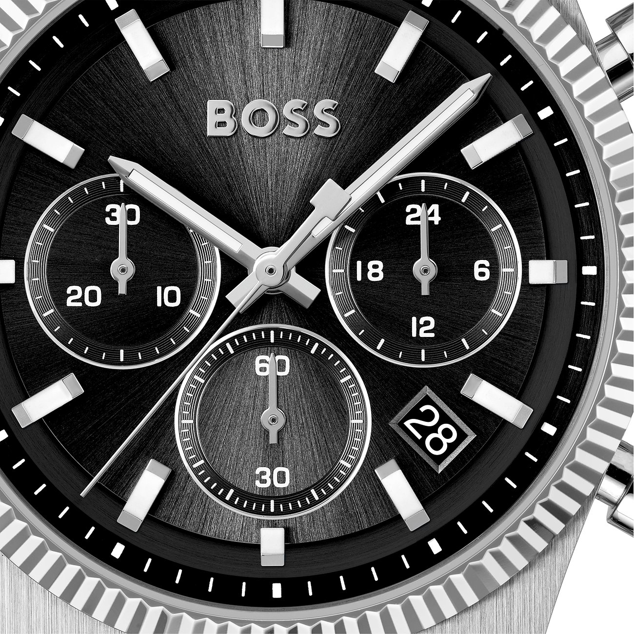 Close-up van het BOSS herenhorloge van roestvrij staal met donkere wijzerplaat, zilveren strepen en drie chronografen.