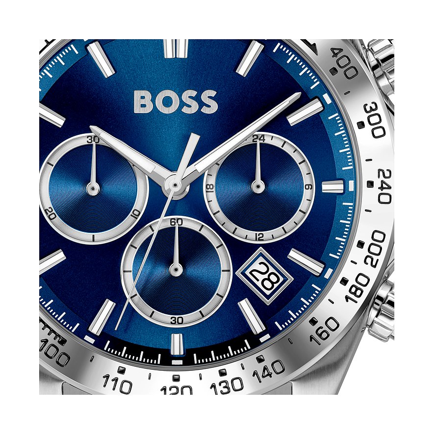 Nahaufnahme der Boss Herrenuhr aus blauem und silberfarbenem Edelstahl mit Chronographenzifferblättern und Datumsanzeige.