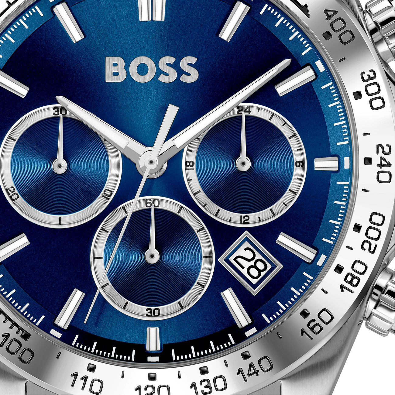 Nahaufnahme der Boss Herrenuhr aus blauem und silberfarbenem Edelstahl mit Chronographenzifferblättern und Datumsanzeige.