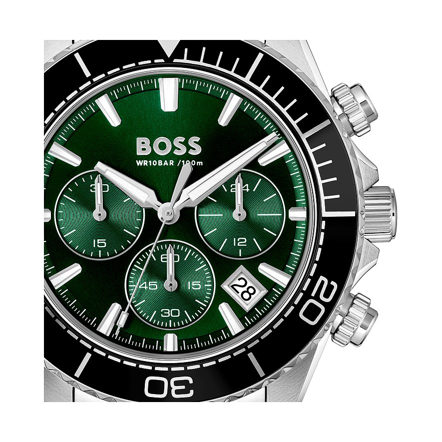 Nahaufnahme der Boss Herrenuhr aus Edelstahl und Aluminium mit grünem Zifferblatt und Chronographenfunktionen.