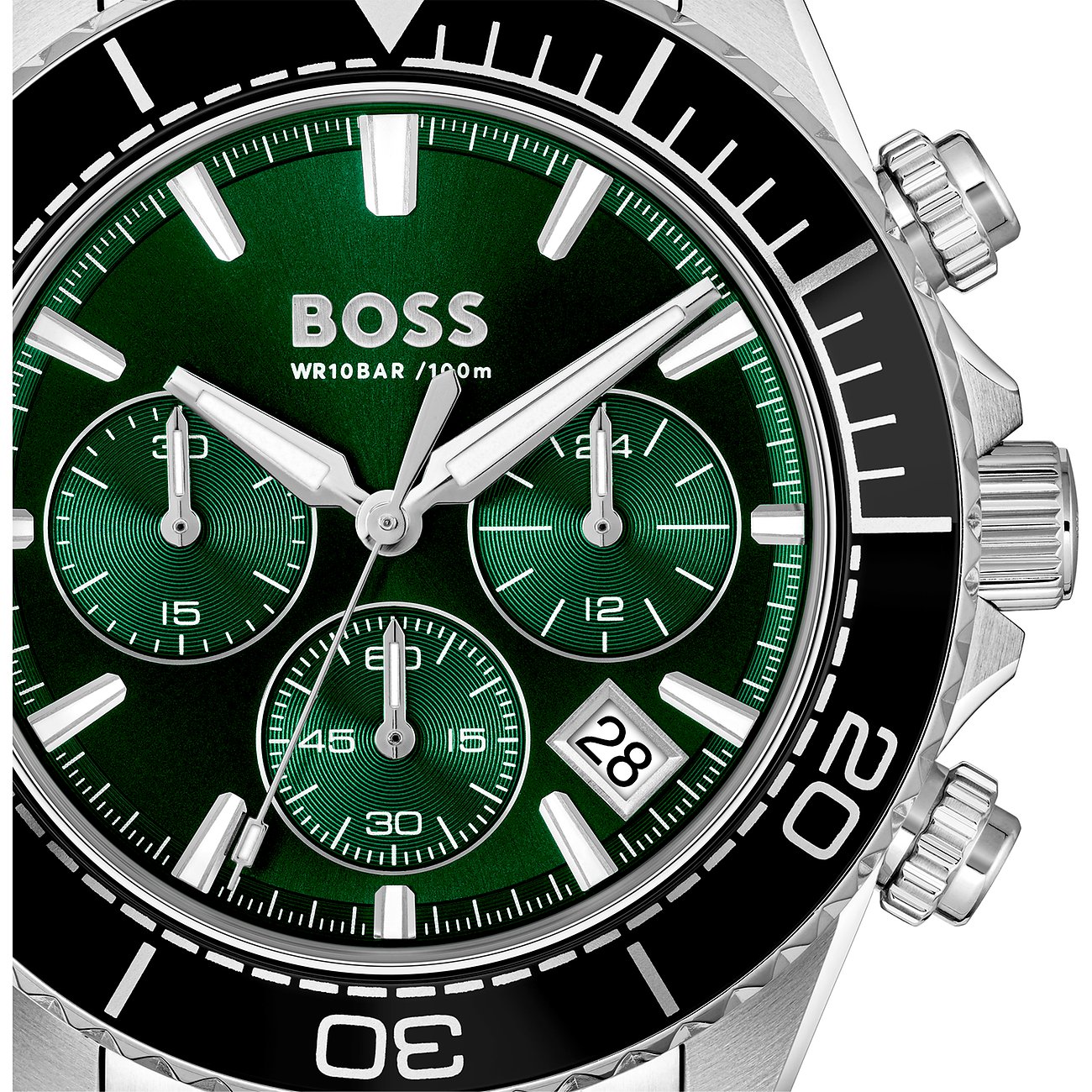 Nahaufnahme der Boss Herrenuhr aus Edelstahl und Aluminium mit grünem Zifferblatt und Chronographenfunktionen.