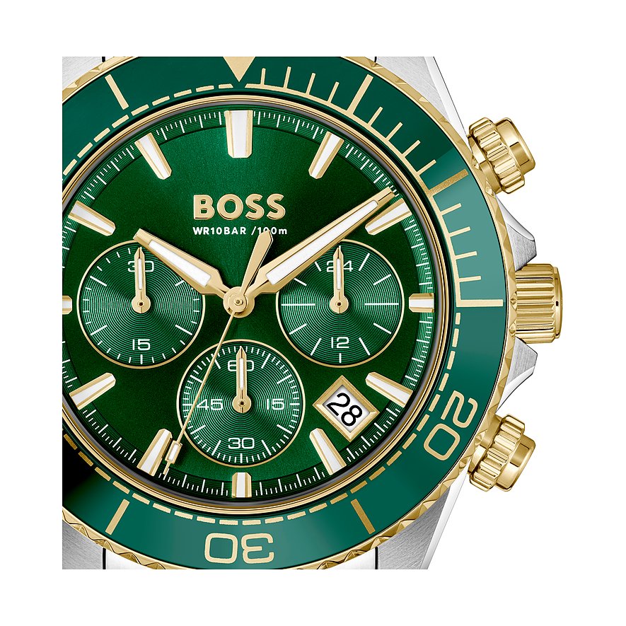 Nahaufnahme einer Boss Herrenuhr aus Edelstahl/Aluminium mit grünem Zifferblatt, drei Chronographen und goldenen Akzenten.
